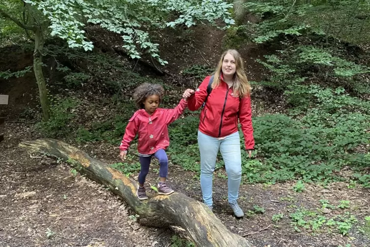 Spiel und Spa&szlig; im Wald: Auf einem gro&szlig;en Baumstamm kann Carly balancieren.