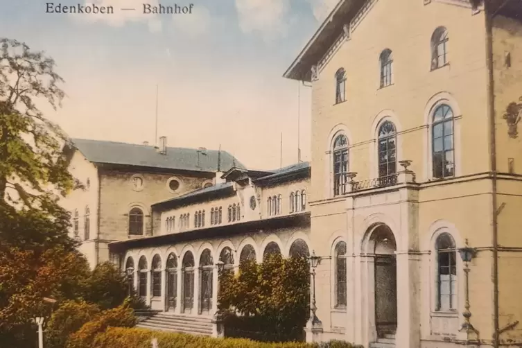 Eine der ersten farbigen Postkarten des Bahnhofs.