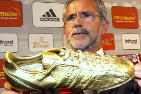 Gerd Müller im Jahr 2003 mit einem goldenen Fußballschuh.