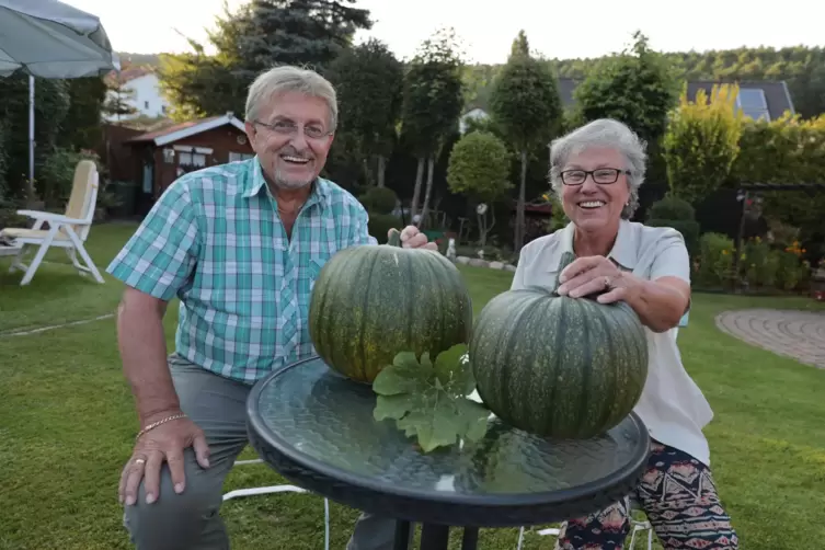 Lothar und Brunhilde Dörner aus Altleiningen mit ihren Riesen-Zucchinis.