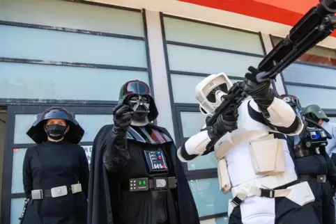 Auch ein netter Anreiz: Vor einem Impfzentrum in Duisburg kann man sich mit Star-Wars-Darstellern fotografieren lassen. 