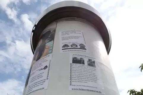 Aktuelle Plakate, die mit hoher wahrscheinlichkeit vom einschlägig vorbestraften landauer stammen, an einer Litfasssäule in der 