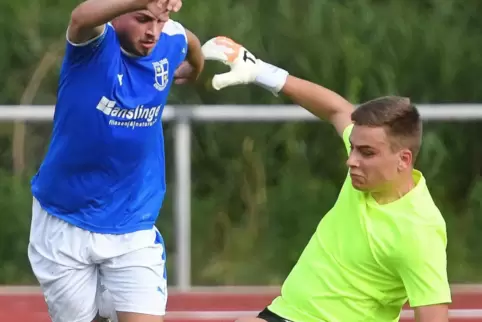 Der Diedesfelder Keeper Tizian Alexander Krimmel (rechts) musste sechsmal hinter sich greifen. Hier verhindert er allerdings ein