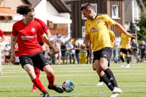 Zwei Torschützen im Duell: Moritz Rödel vom SV Steinwenden (links) und Felix Bürger (SV Morlautern). 