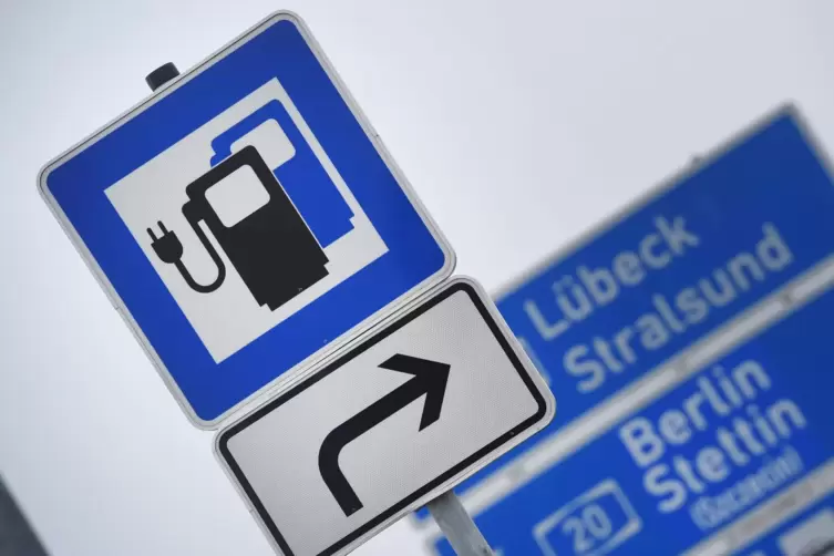 Überall in Deutschland sollen Autofahrerinnen und Autofahrer den nächsten Schnellladestandort in wenigen Minuten erreichen könne