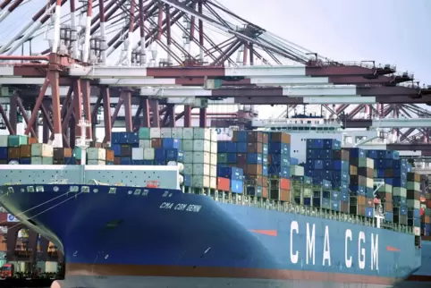Ein Containerschiff im Hafen von Qingdao in China.