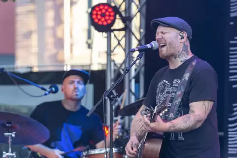 Lieferte ein berührendes Konzert: Matze Rossi, hier mit seinem Schlagzeuger Martin Stumpf. 
