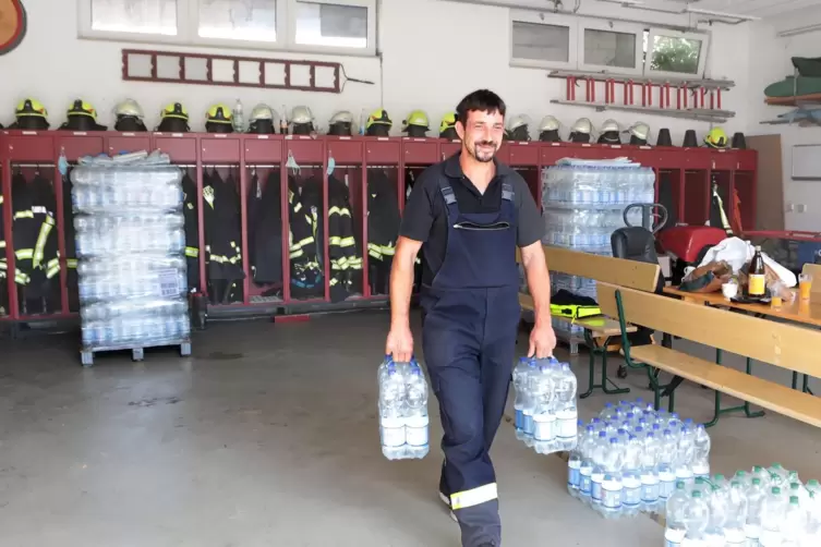 Seit Freitag versorgen Robert Dorf und seine Kameraden von der Dörrenbacher Feuerwehr die Bevölkerung mit Trinkwasser.