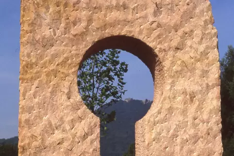 Als der Stein 1994 aufgestellt wurde, konnte man durchs Schlüsselloch noch die Madenburg sehen. 