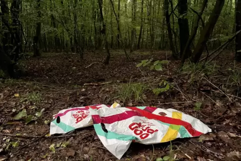 Mitten im Maßweiler Wald lagen aufgerissene Bonprix-Tüten - sie wurden nie zugestellt. Ob der Paket-Bote sie zwischen den Bäumen