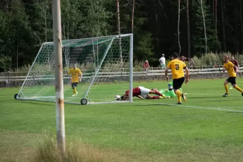 Liegend mit dem Kopf am Ball: Christoph Richter von der SG Hochspeyer entscheidet mit diesem kuriosen Treffer die Partie. 