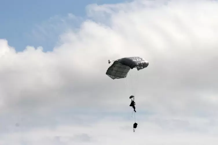 Zweibrücker Fallschirmjäger bei einer Sprungübung. 