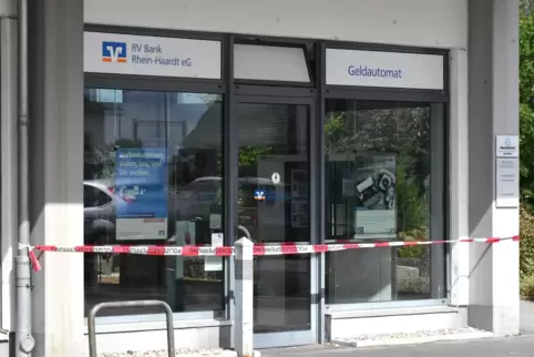 Die Bankfiliale wurde von der Polizei abgesperrt.