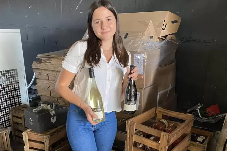 Die Auszubildende Helene Adam aus Queicheim versorgt im Weingut Franz Hahn in Albersweiler Kunden nicht nur mit den eigenen Wein