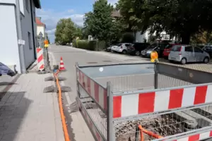 Die Leitungen rund um das Krankenhaus werden mit Frischwasser gespült Die Leitungen rund um das Krankenhaus werden mit Frischwasser gespült