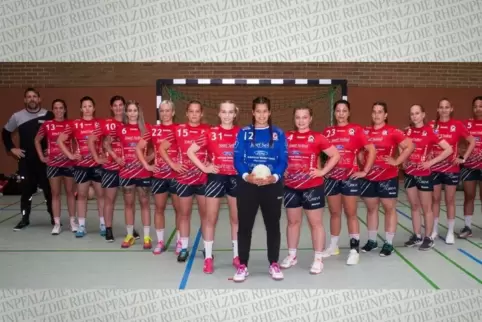 Mit diesem Team geht die FSG Hauenstein/Rodalben in die Pfalzliga-Saison 2021/22: (von links) Trainer Björn Stoll, Laura Fuchs, 