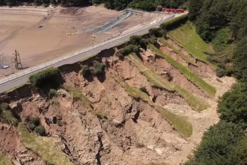 Nordrhein-Westfalen, Euskirchen: An der Steinbachtalsperre hat das Hochwasser im Juli starke Schäden verursacht.