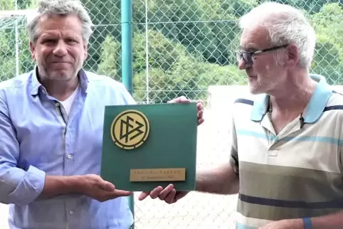 Der Sportverein Hinzweiler feierte am Sonntag sein 100.Jubiläum. SVWF-Vorstandsmitglied Hans-Jörg Heinz (links) überreichte an S