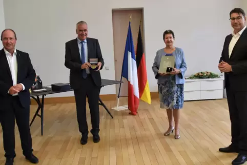 Rudi Klemm und Simone Luxembourg erhalten die Ehrennadeln der jeweils anderen Partnerstadt. Von links: Claude Sturni, Bürgermeis