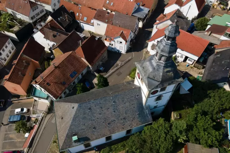 Die Kirche in Odenbach ist sanierungsbedürftig. Der Unterhalt der Kirchen und Gemeindehäuser ist ein heißes Eisen im Kirchenbezi