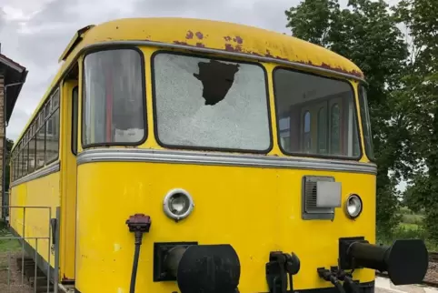 Am Sonntag wurde der auf Gleis 3 des Rohrbacher Bahnhofs stehende Waggon beschädigt. 