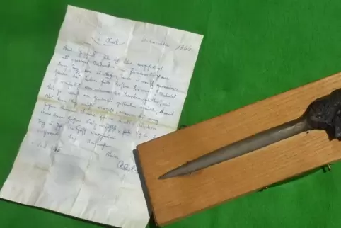  Diesen Brieföffner aus einem Bombensplitter hat Schmiedemeister Karl Schmitt aus Herschberg für seinen Neffen Karl Schneider al