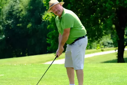 „Wir haben einen der schönsten Plätze in Deutschland“, findet Wolfgang Gros, der aus Höheinöd stammende EGW-Head-Greenkeeper. „Wir haben einen der schönsten Plätze in Deutschland“, findet Wolfgang Gros, der aus Höheinöd stammende EGW-Head-Greenkeeper.