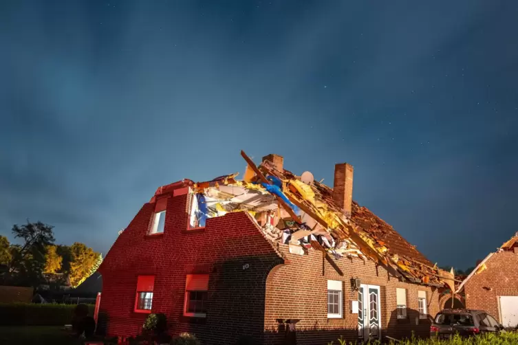 Verletzt wurde bei dem Unwetter vom Montagabend nach einer ersten Bilanz der Einsatzkr&auml;fte allerdings niemand. 