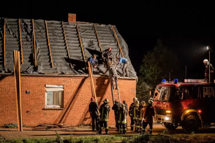 Verletzt wurde bei dem Unwetter vom Montagabend nach einer ersten Bilanz der Einsatzkr&auml;fte allerdings niemand. 