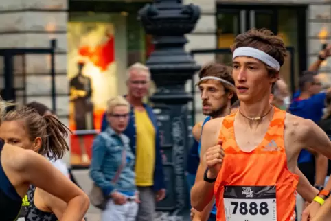 Der Berlin-Marathon in September ist sein Ziel: Max Rahm vom LC Donnersberg (im orangefarbenen Trikot). Das Bild zeigt ihn beim 