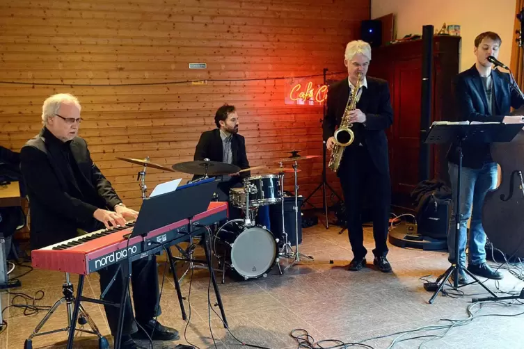 Das Jazz-Ensemble Café chez nous – hier bei einem seiner vielen Auftritte für den Kulturverein Borzelböck in Stahlberg – wird da