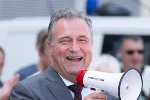 GDL-Chef Claus Weselsky freut sich (hier am 12. August in Dresden), dass sein Streik den Bahnverkehr in Deutschland massiv stört
