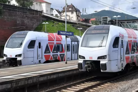 Neben der S-Bahn haben für die Deutsche Bahn (DB) auch die Züge der Regional-Express-Linie RE 1 von Mannheim über Neustadt (Foto
