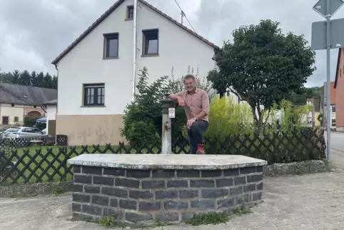 Eric Tuerlings vor dem Brunnen, den er wieder in Betrieb nehmen will. 