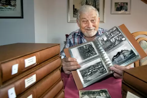 Bewahrt seine Postkarten geordnet in Büchern mit Folieneinlagen auf: Oskar Fischer. 