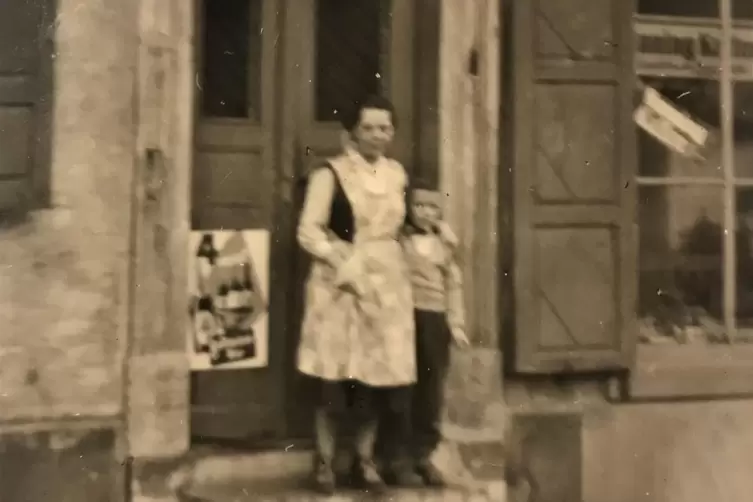 Wo Gertrud Maywald – hier mit ihrem Sohn Manfred – im Jahr 1958 ihr Geschäft in der Weinstraße 68 hatte, ist heute ein Wohnhaus.
