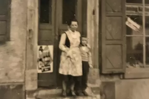 Wo Gertrud Maywald – hier mit ihrem Sohn Manfred – im Jahr 1958 ihr Geschäft in der Weinstraße 68 hatte, ist heute ein Wohnhaus.