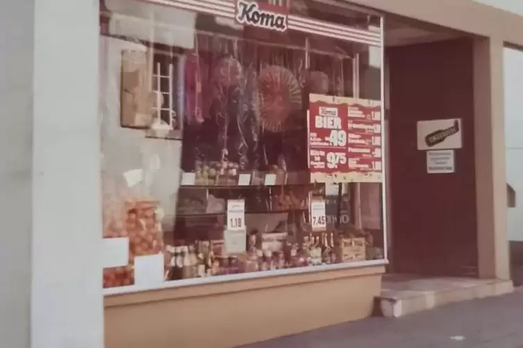 &bdquo;Koma&ldquo;, der Konsummarkt von Rudi Peter in der Bahnhofstra&szlig;e 10. Heute ist dort der Friseur &bdquo;Die Schere&ldquo; zu finden. 
