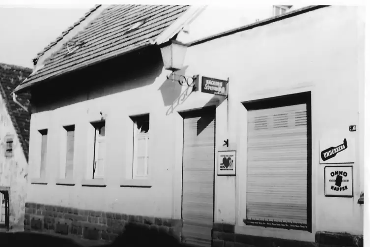 Fr&uuml;her gab&rsquo;s in Wachenheim vier B&auml;cker. Im Geb&auml;ude der B&auml;ckerei Liebenspacher &ndash; die Aufnahme stammt aus der Zeit vor 1963 &ndash; in d