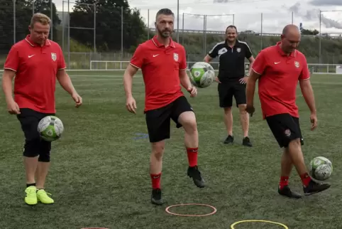 Der ASV Mörsch hat mit den Trainern Thomas Drescher (von links) und Steffen Jaeschke, dem Vorstand Sport Bruno Buschbacher sowie