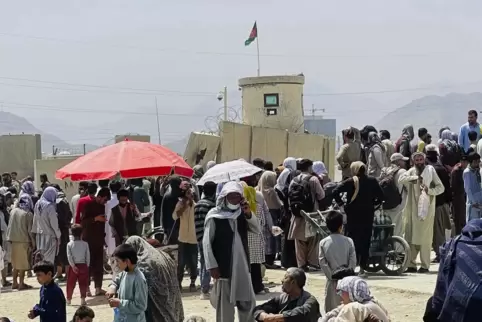 Tausende Afghanen haben sich am internationalen Flughafen der Hauptstadt Kabul versammelt – in der Hoffnung, das Land nach der M
