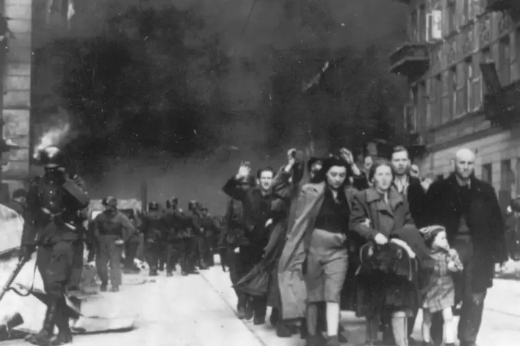 Eine Gruppe polnischer Juden wird 1943 während der Zerstörung des Warschauer Ghettos durch deutsche Truppen zur Deportation abge