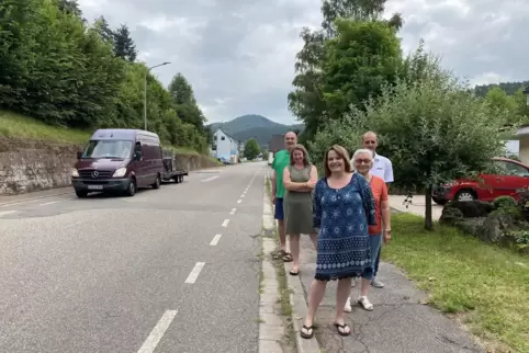 Judith Kirchner (vorne) und weitere Anwohner der Hauptstraße. 