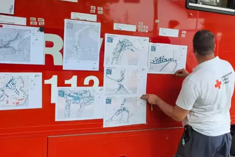 Kreisbereitschaftsleiter Michael Mund an Plänen aus dem Einsatzgebiet im Ahrtal. 
