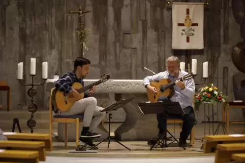 Moritz Helf und Hagen Pütz umspielten mit ihren Gitarren die Geschichten zum Thema Labyrinth.
