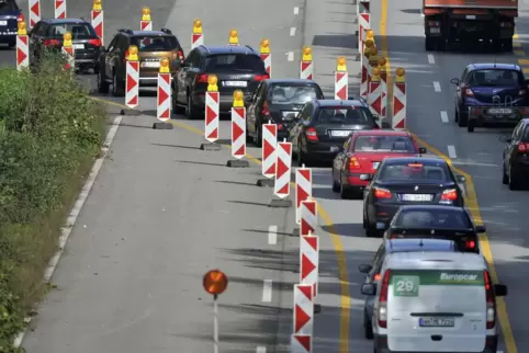 Wegen der Bauarbeiten wird ein Fahrstreifen auf die Gegenfahrbahn umgelegt.