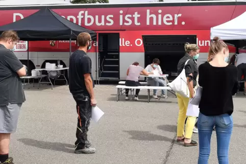 Der Impfbus, unser Foto zeigt ihn in Geinsheim, steht am 18. August noch bis 18 Uhr bei Aldi in Germersheim. 