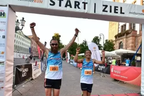 Max Kirschbaum und Tien-Fung Yap beim Gewinn des City-Marathons in Frankfurt. 