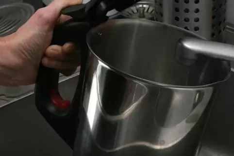 Mit dem Wasserkocher auf Nummer sicher: In einigen Teilen von Kandel gibt es Keime im Trinkwasser. 