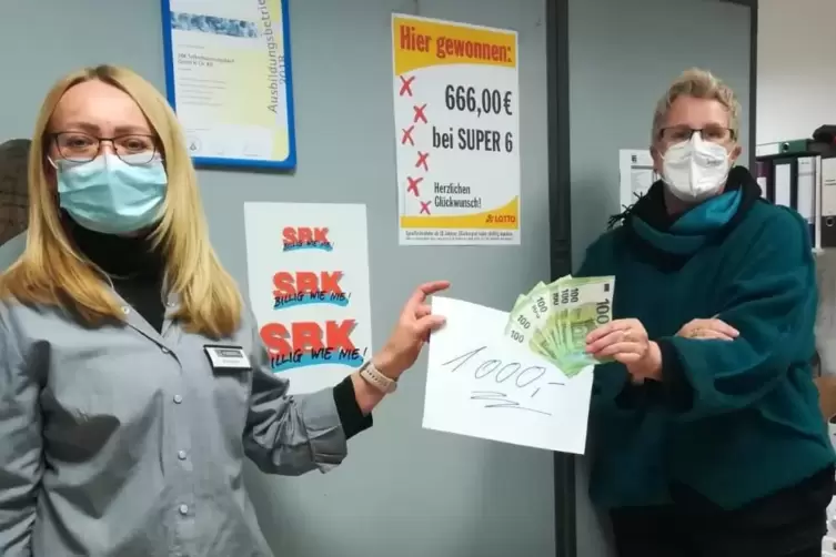 Kinderschutzbund-Mitarbeiterin Petra Klemens und Monica Wagner, stellvertretende Marktleiterin im SBK compact. 